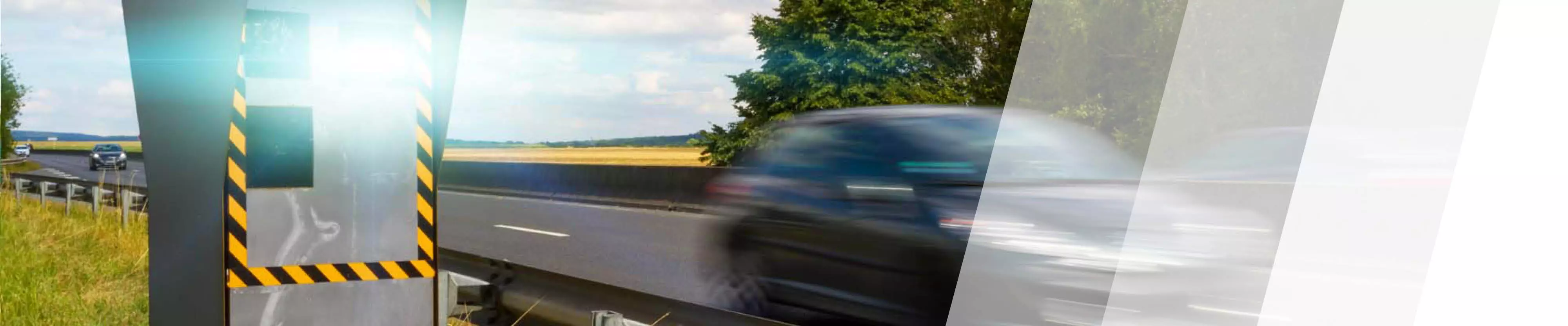 Ein Auto fährt auf der Landstraße und wird geblitzt