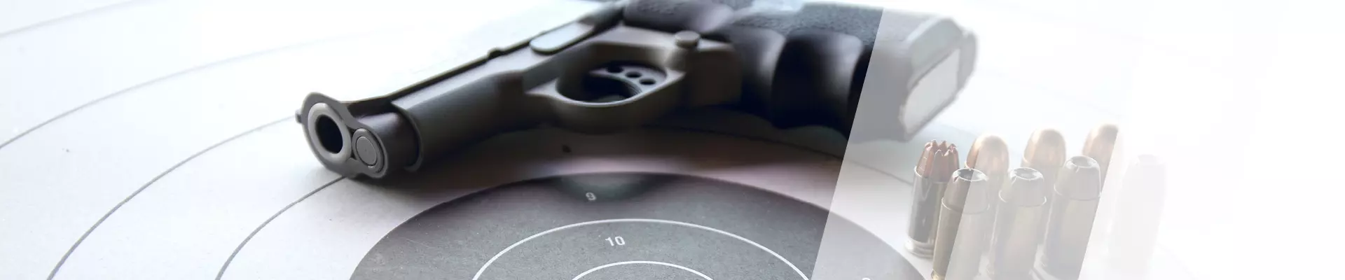 Pistole mit Munition auf einer Zielscheibe