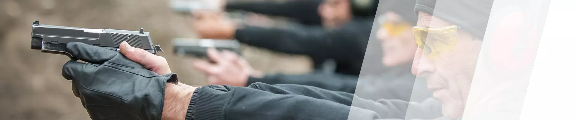 Schießübungen mit einer Pistole auf einem Schießstand