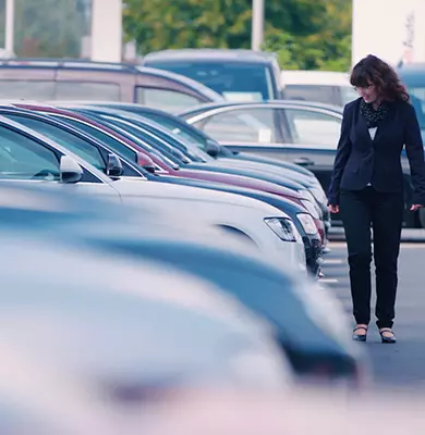 Kundin sucht einen Gebrauchtwagen