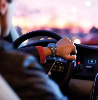 Blick von der Rückbank auf einen Autofahrer