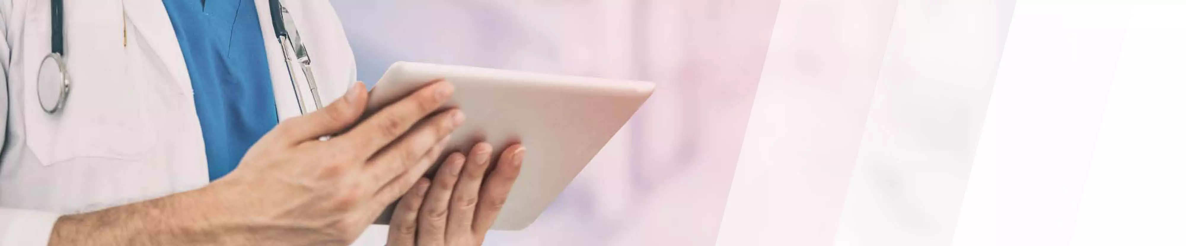 Eine Ärztin hält ein Tablet in der Hand