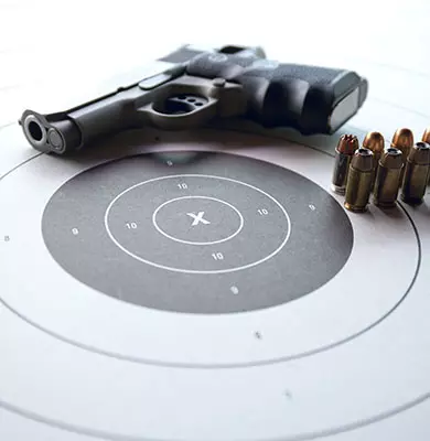 Pistole mit Munition auf einer Zielscheibe